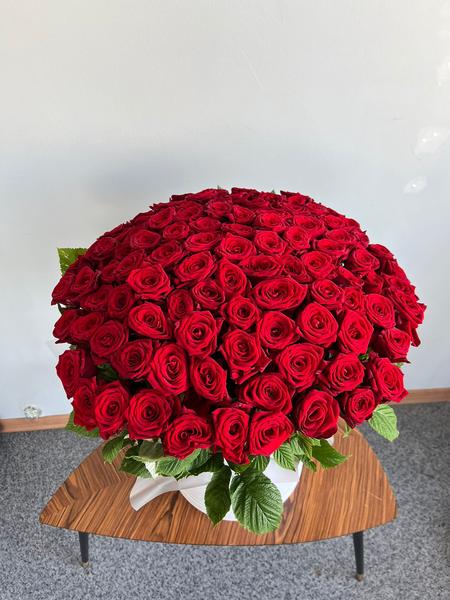 Букет "Шляпная коробка из 101 красной розы"